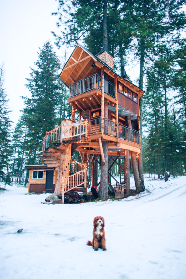 Деревянный дом в зимнем пейзаже