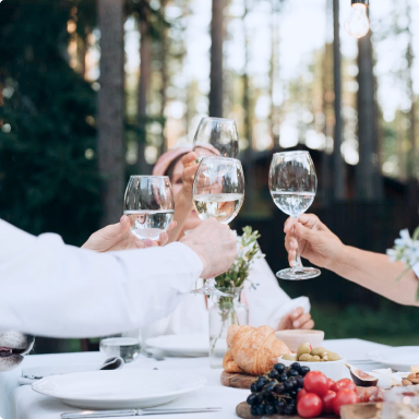 Дружеский ужин на природе
